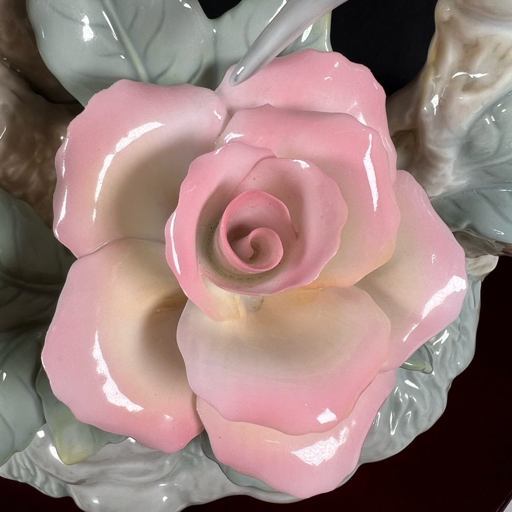 🛑SOLD🛑 Vintage Fluttering HUMMINGBIRDS Ceramic Music Box Plays "Close to you" - Picture 6 of 17